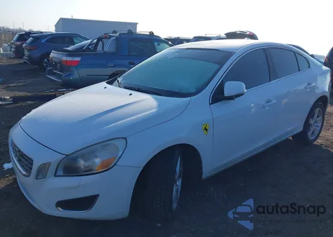 2013 Volvo S60 T5/T5 Platinum/T5 Premier/T5 Premier Plus z USA, uszkodzony, nr VIN YV1612FH6D2233322